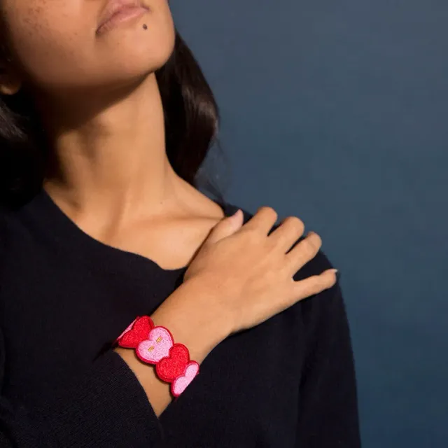 OMY Amour Pink armbånd broderet one size
